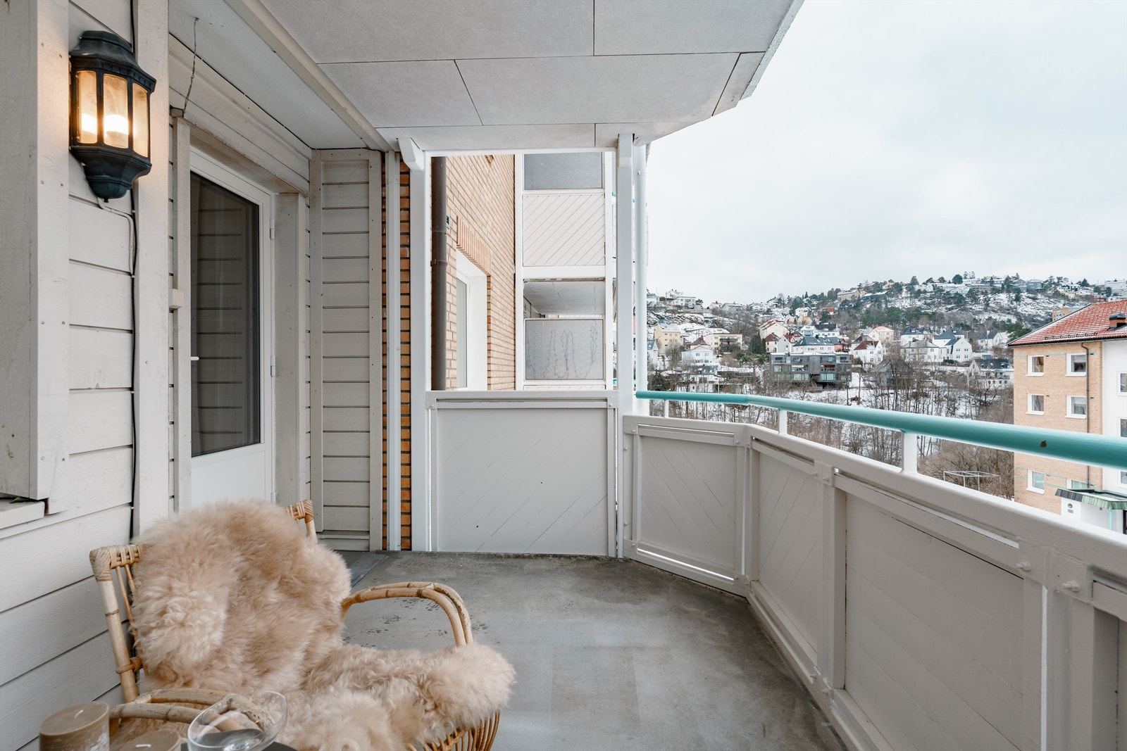 På balkongen sitter man høyt og fritt så og si uten innsyn. Her er det god plass til en sittegruppe for å nyte utelivet. Galleribilde