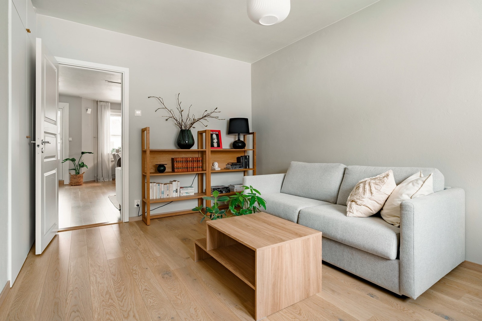 Også her er overflatene nylig pusset opp med ny parkett og malte vegger. Galleribilde