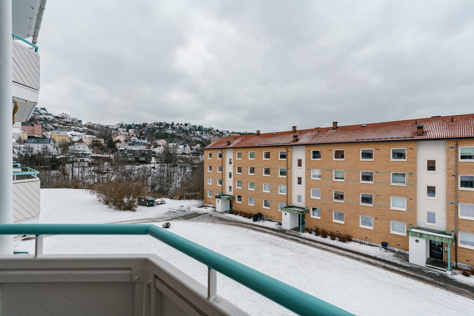 Fra balkongen har man utsyn mot grønne fellesområder. Galleribilde