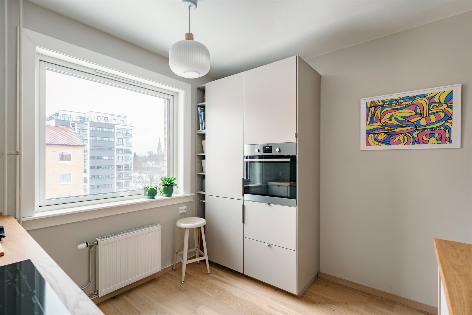 Høyskap gir god utnyttelse av takhøyden og ekstra lagringsplass. Galleribilde