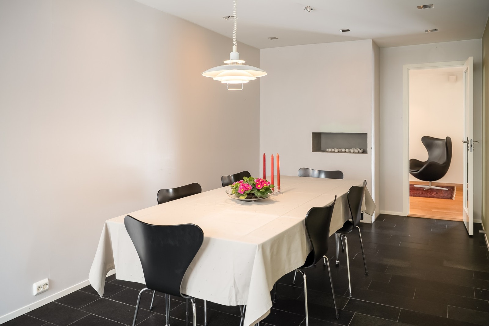 Kjøkken ligger i tilknytning stue, men mulighet å lukke igjen. Rommet er såpass stort at det uansett plass til en egen spisestuedel her. Galleribilde