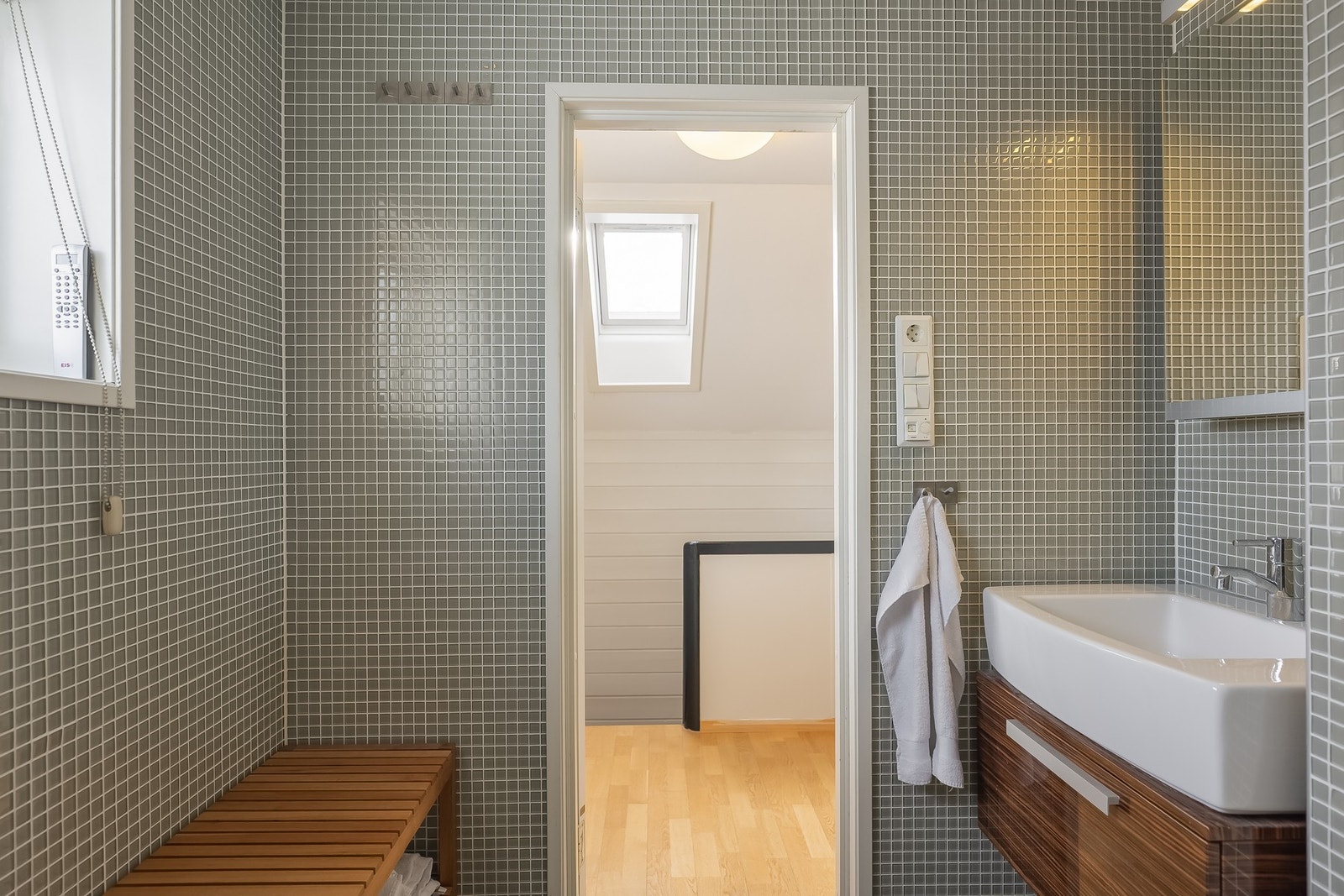 I loftsetasjen har man soveromsavdeling med bad og 3 soverom. Galleribilde