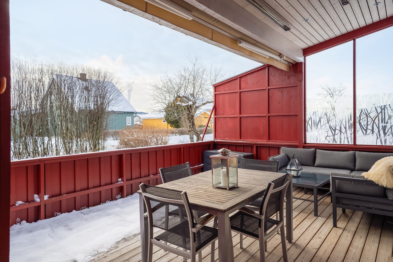 Utgang til verandaen og hagen via skyvedør. Galleribilde