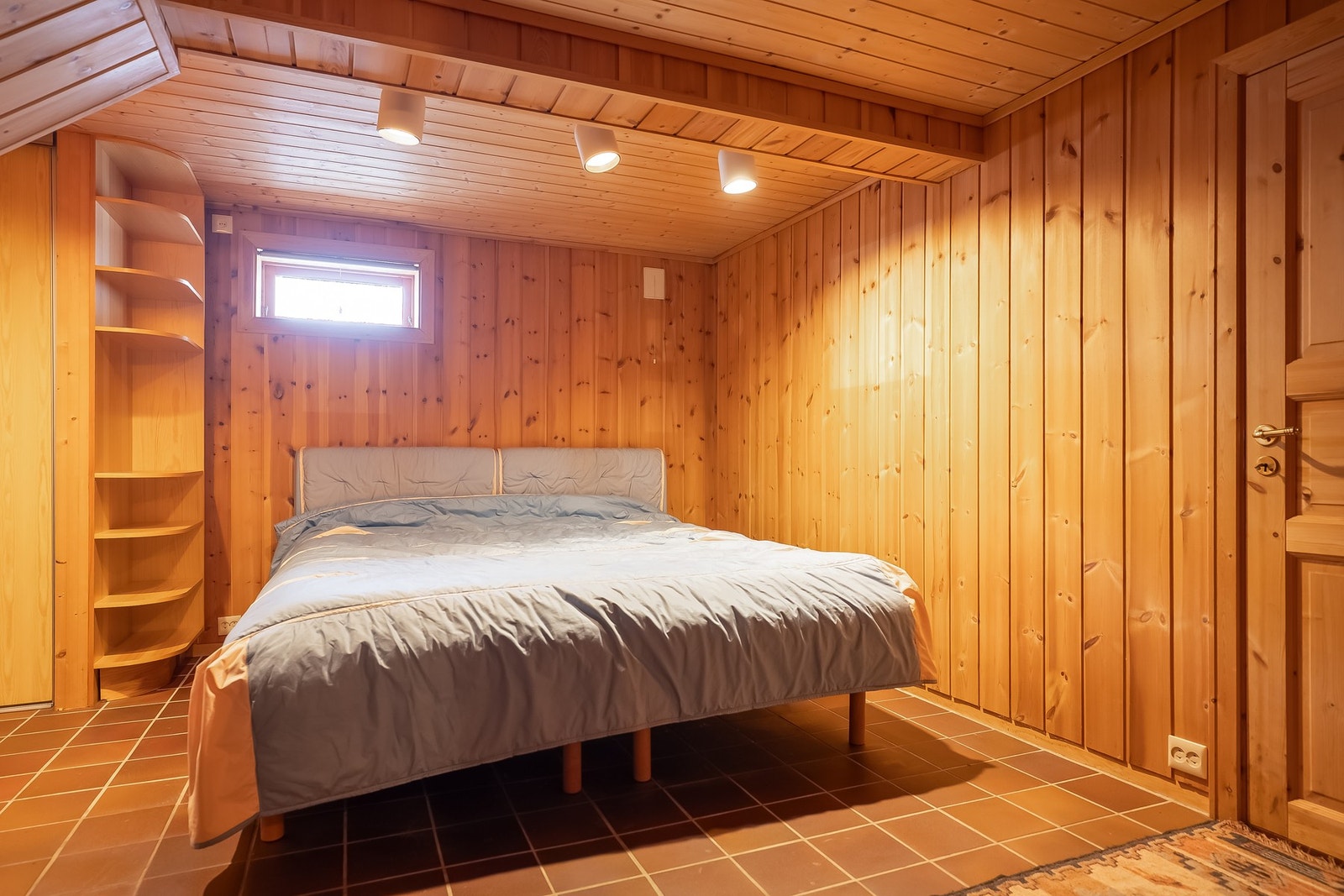 Innerst er det rom brukt som gjesterom og tidligere kjellerstue. Rommet er ikke godkjent som oppholdsrom idag. Galleribilde