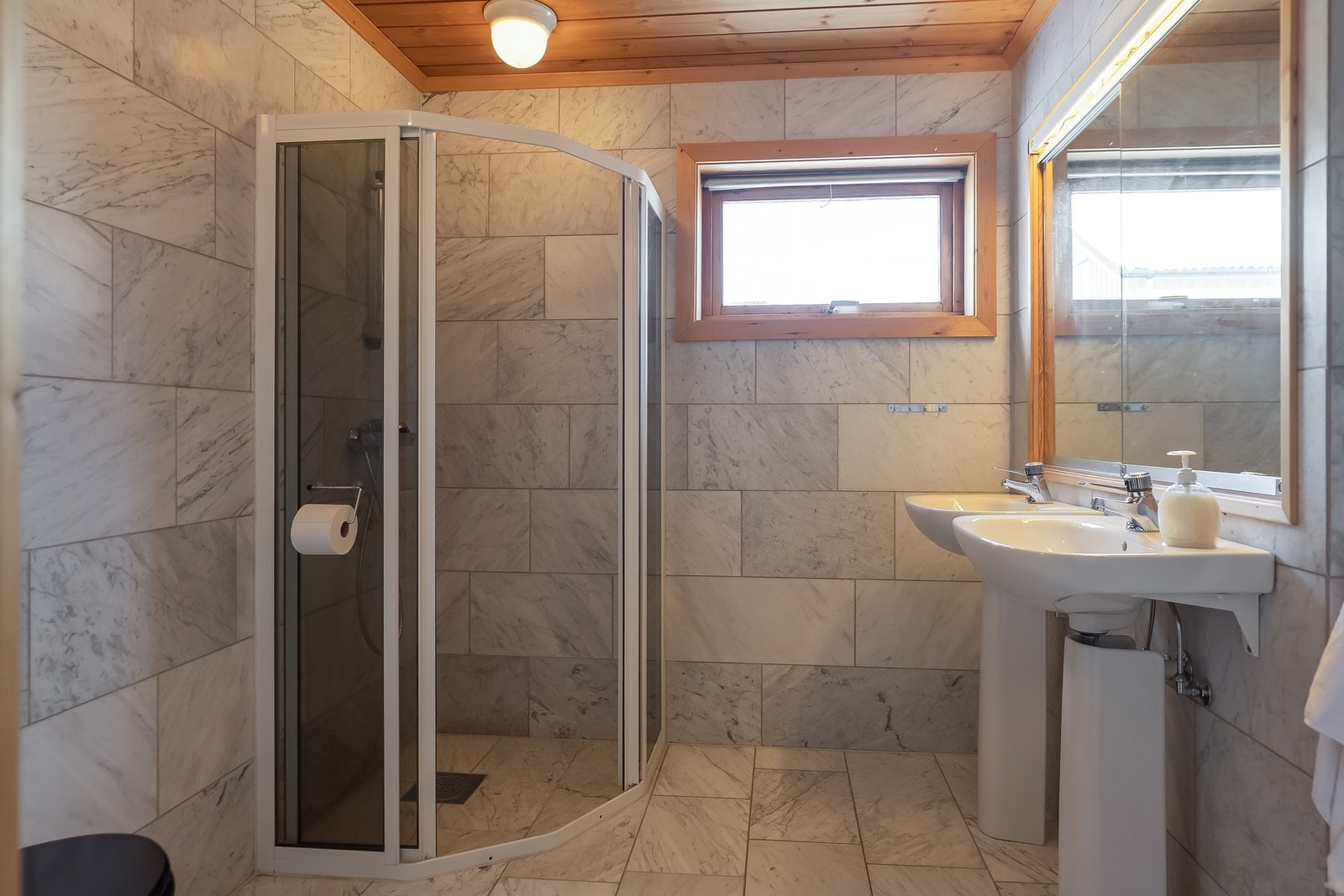 Bad i første etasje med dusj, wc og dobbel servant. Galleribilde