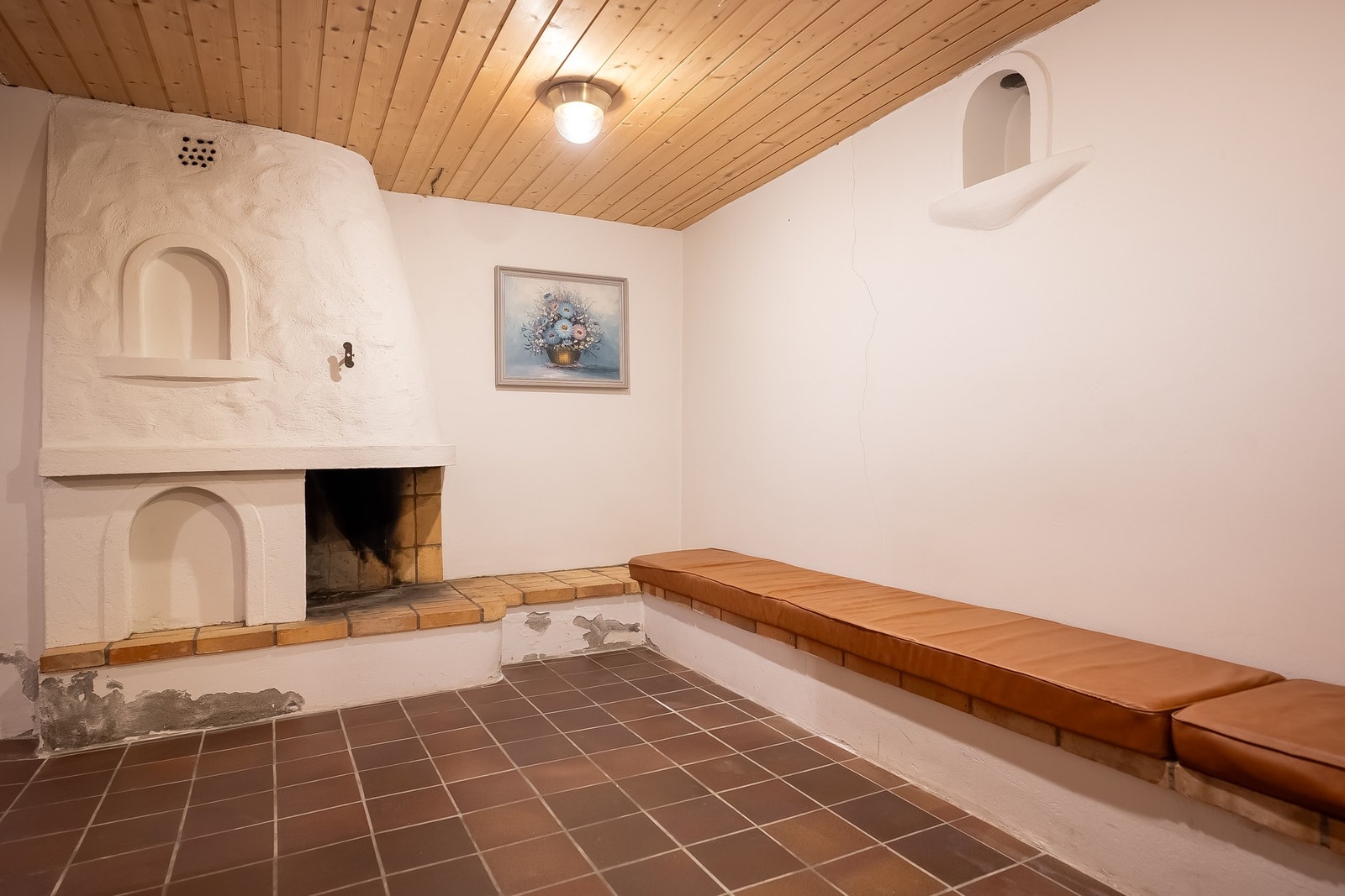 Ned i kjelleren har man en koselig liten peisestue. Galleribilde