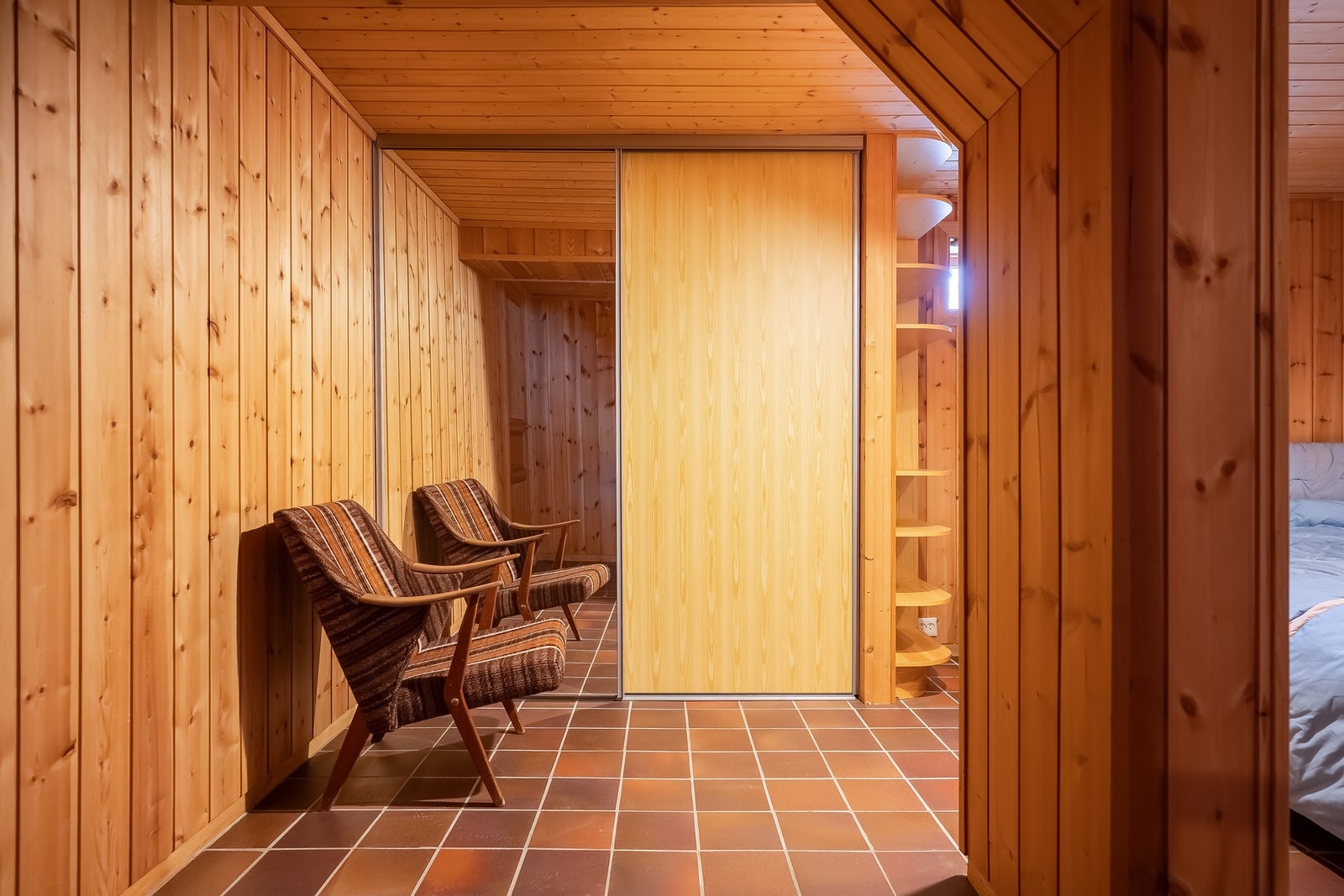 God garderobeplass her også. Flislagte gulv i kjeller med varme. Galleribilde