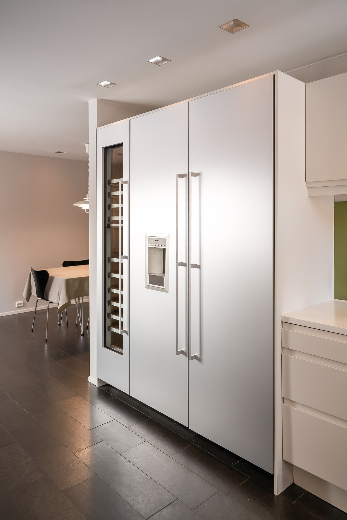 Skikkelig "industrikvalitet" på hel-kjøleskap og fryser. Vinskap vedsiden. Galleribilde