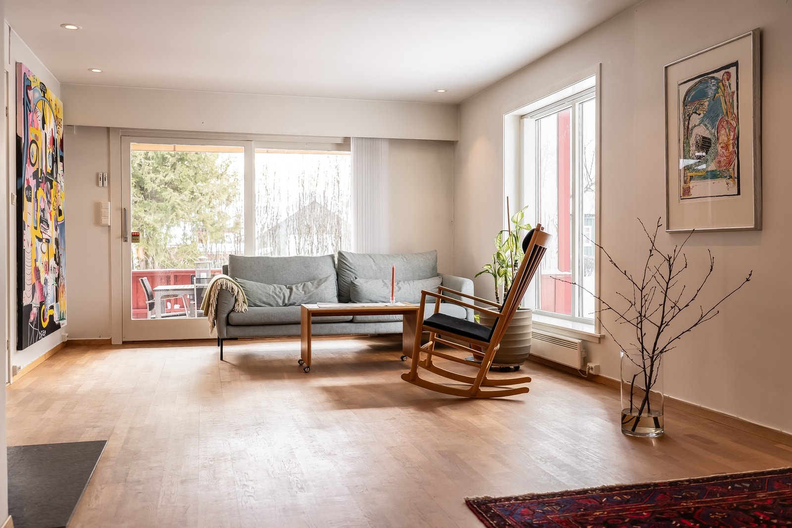 Denne delen av stuen er både fin som en ekstra sittegruppe med TV eller hvis man vil ha en stor spisestue. Galleribilde