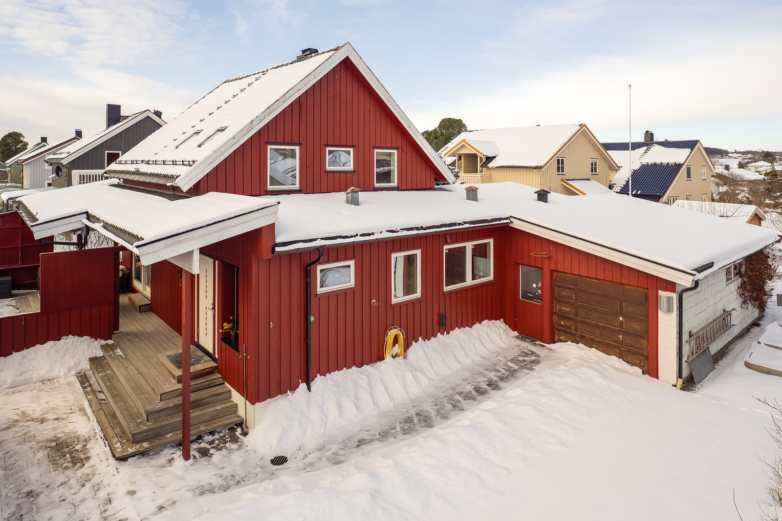 Garasje nummer to ligger som en del av huset idag og er delvis isolert. Hovedgarasje har for øvrig stor hems. Galleribilde