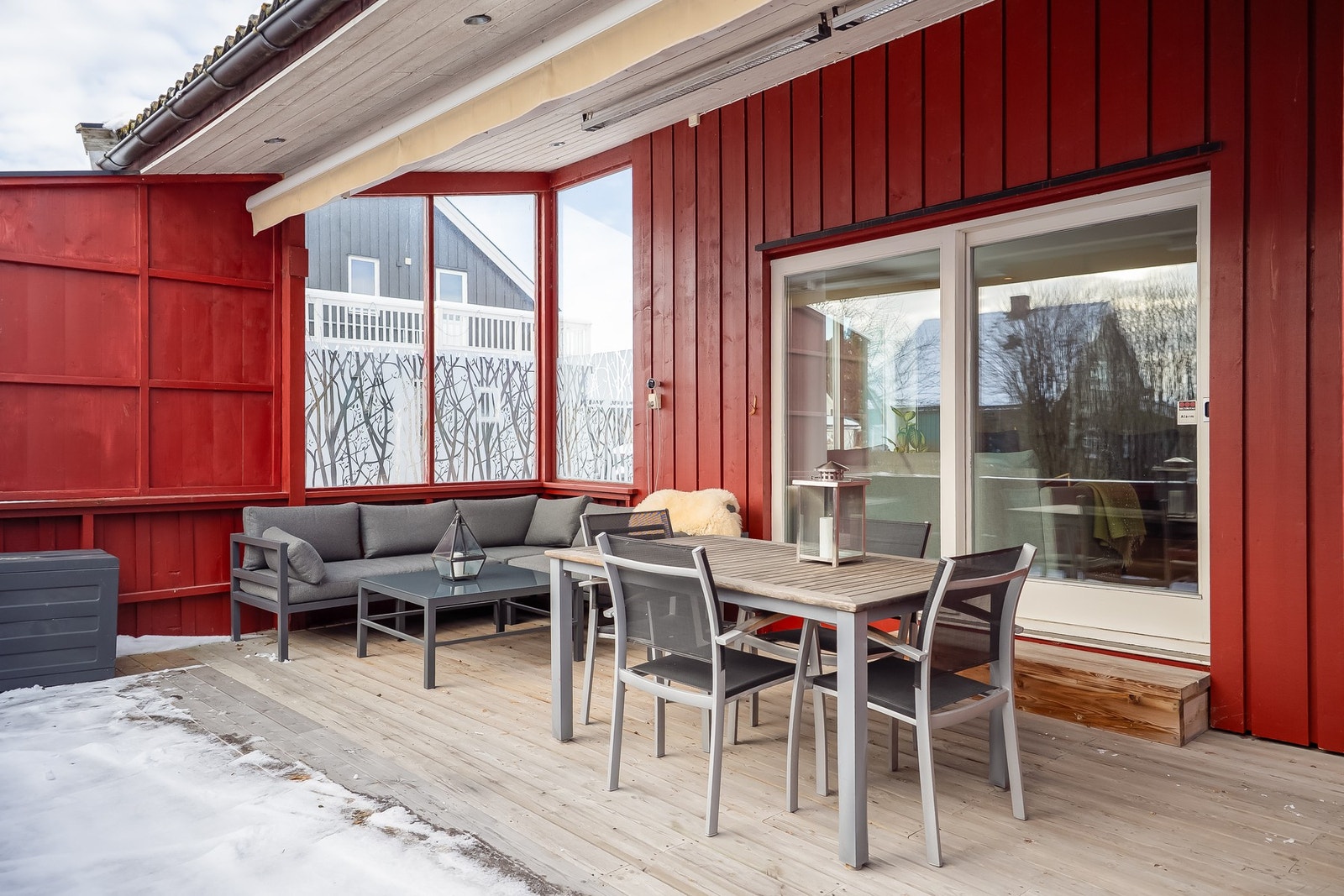 Huset har stor terrasse på ca. 31 kvm og frodig hage. Det er elektrisk markise som kan kjøres helt ut. Spotter i tak. Galleribilde
