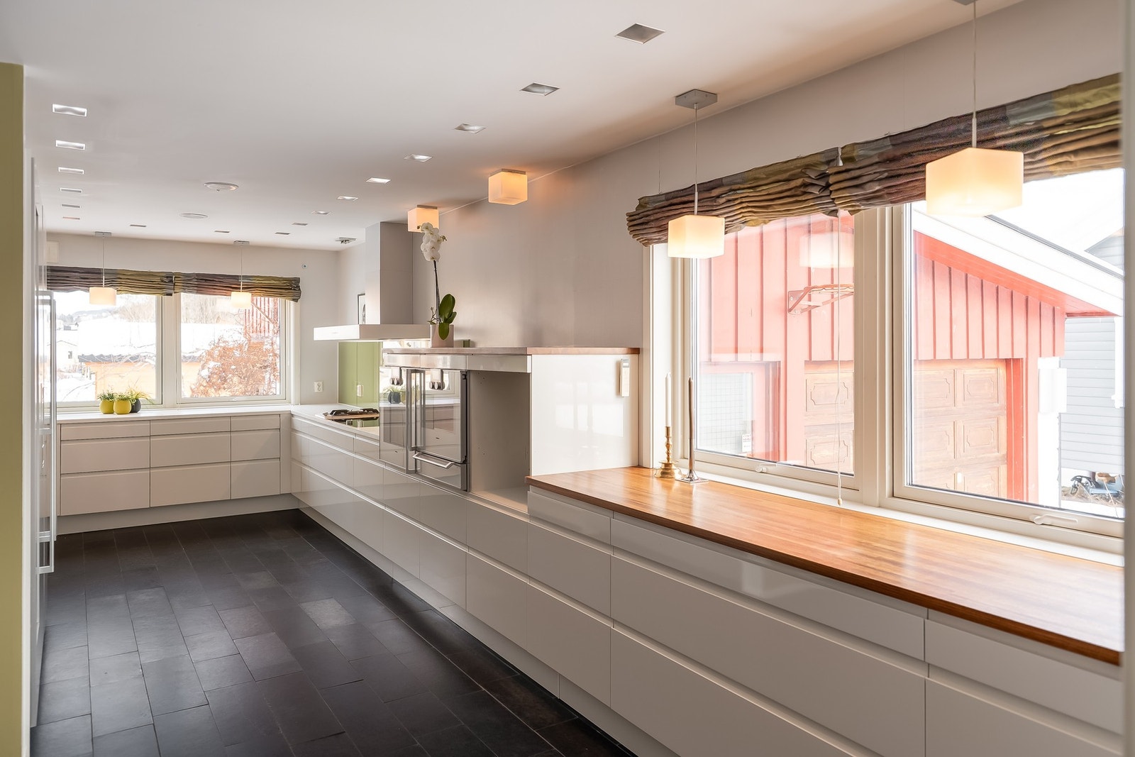 Et delikat kvalitetskjøkken fra HTH med enorm benkeplass. Galleribilde