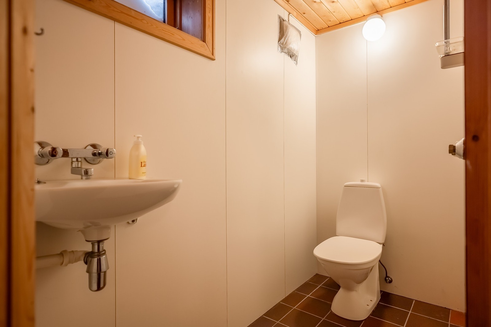 Toalettrom. Perfekt om man ønsker å lage en avdeling nede til trening og avslapning. Galleribilde