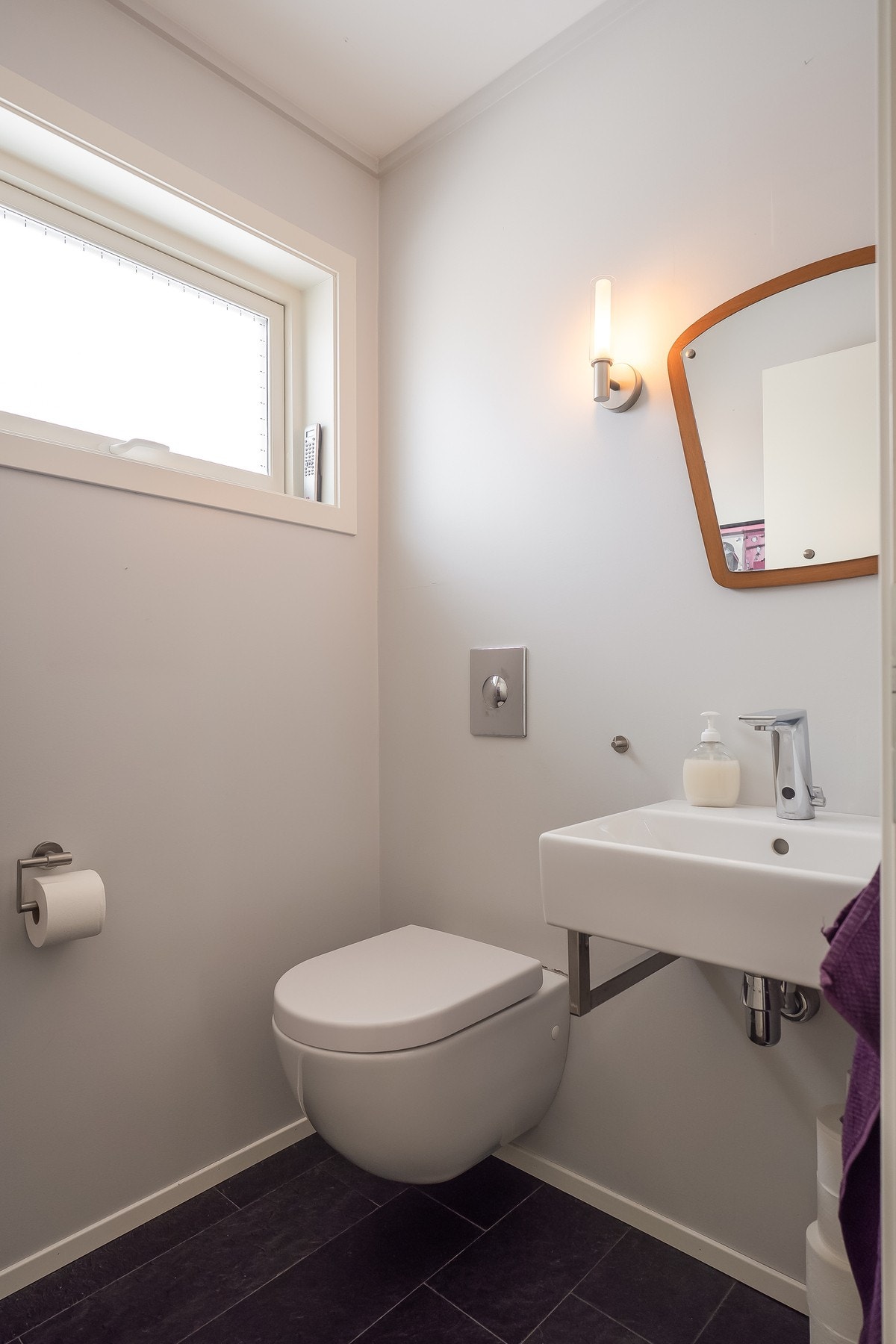 Praktisk gjestetoalett i gangen. Huset har hele 4 toaletter. Galleribilde