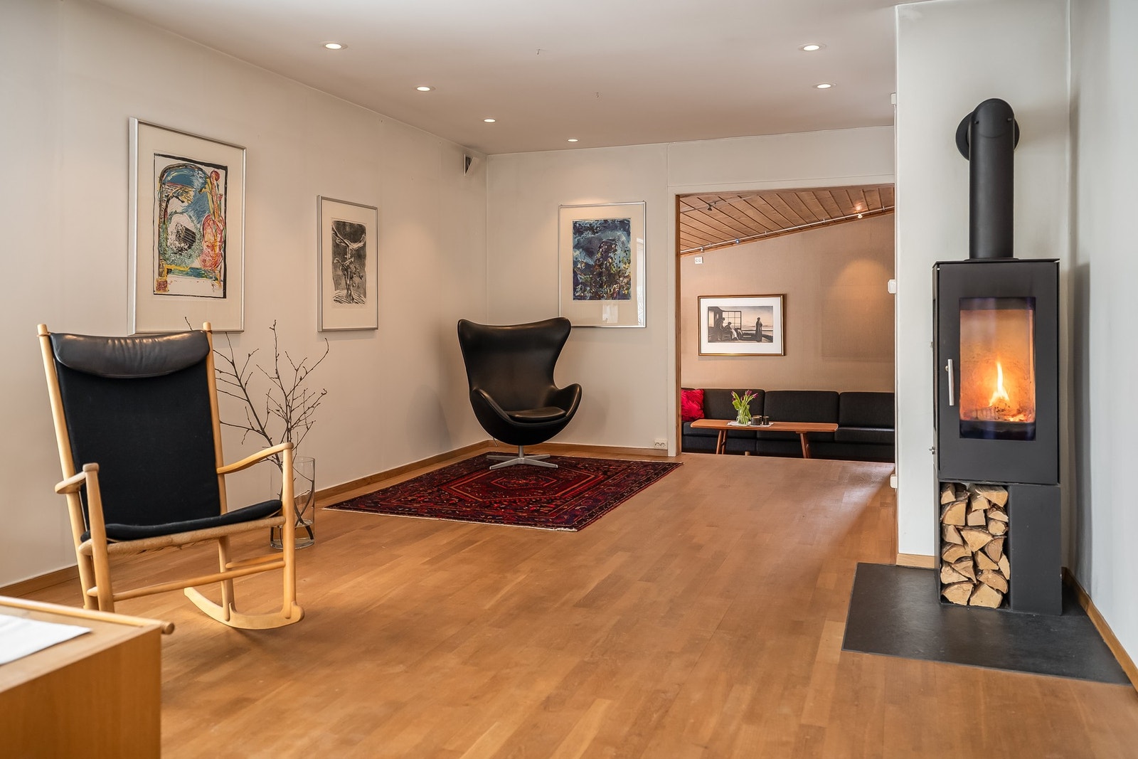 Det er moderne vedovn og downlights i tak. Galleribilde