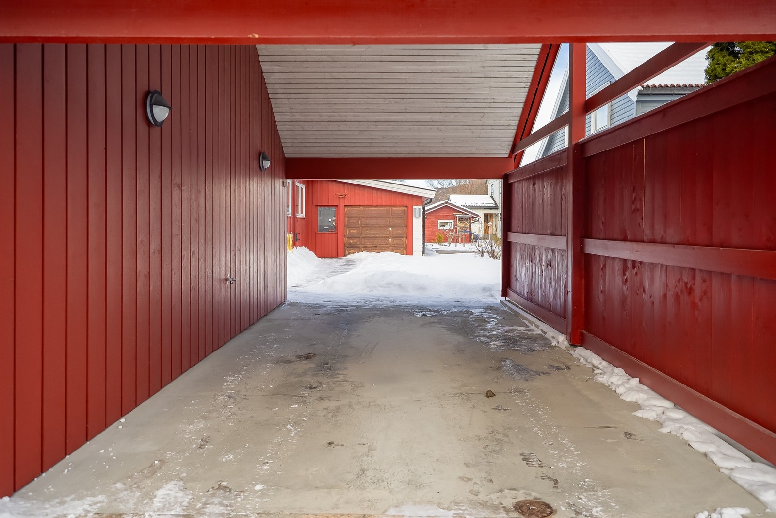 Hele 2 garasjer + stor carport. Mulighet å kjøre gjennom carport for å parkere skjermet til innpå privat gårdsplass. Perfekt for å vaske bil i fred og ro, med tilgang til vann og avløp. Galleribilde