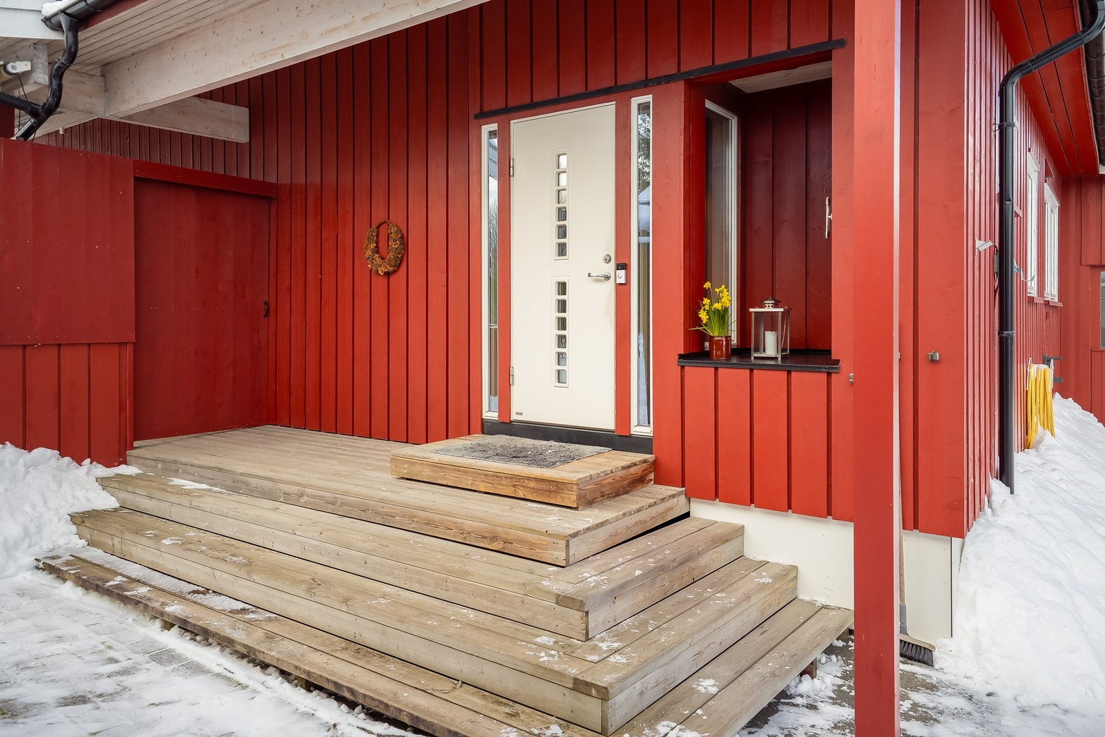 Takoverbygget inngangsparti, som ble gjort som en del av oppussingen i 2007. Huset ble også påbygget i ca. 1980. Galleribilde