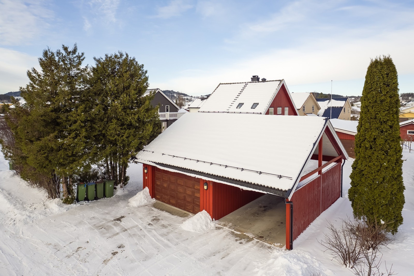 Tilbaketrukket beliggenhet. Stor tomt på ca. 850 kvm med hage og uteplasser. Galleribilde