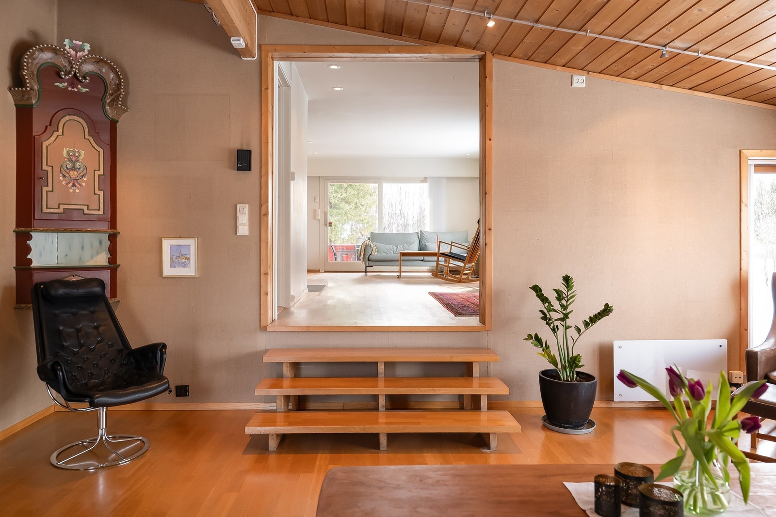 Denne delen henger sammen og videre inn til andre stuen i etasjen. Galleribilde