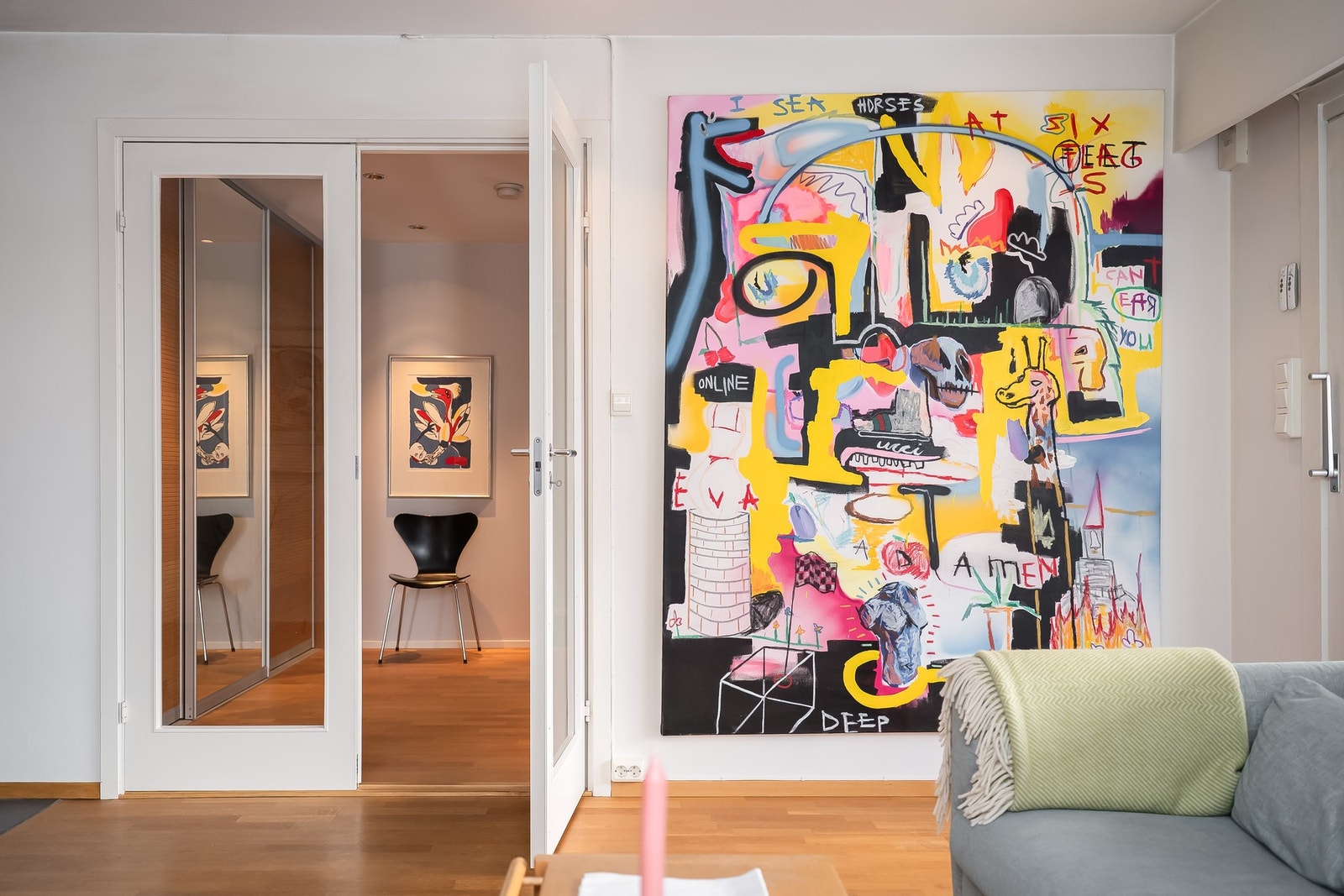 Stor hall som går rett inn til stue. Galleribilde