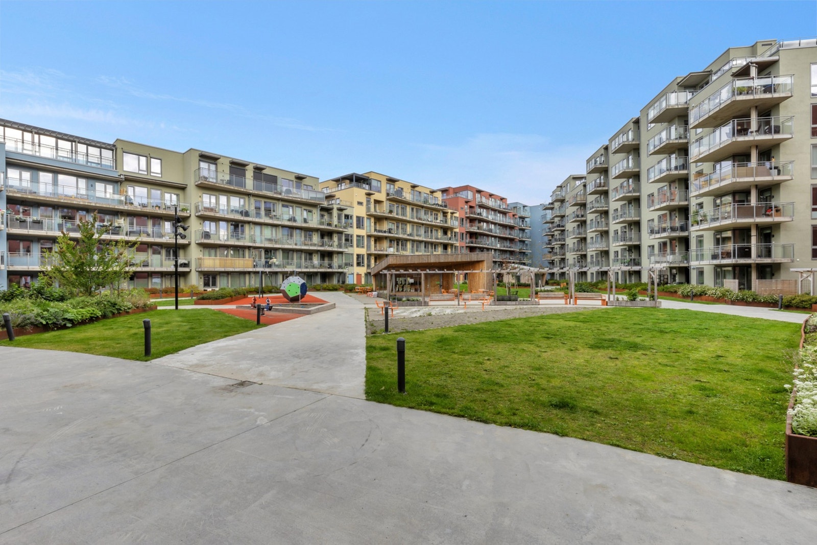 Mellom blokkene i triangelet har du fine fellesarealer. Opparbeidet med grøntareal, internstier, benker mm. Galleribilde