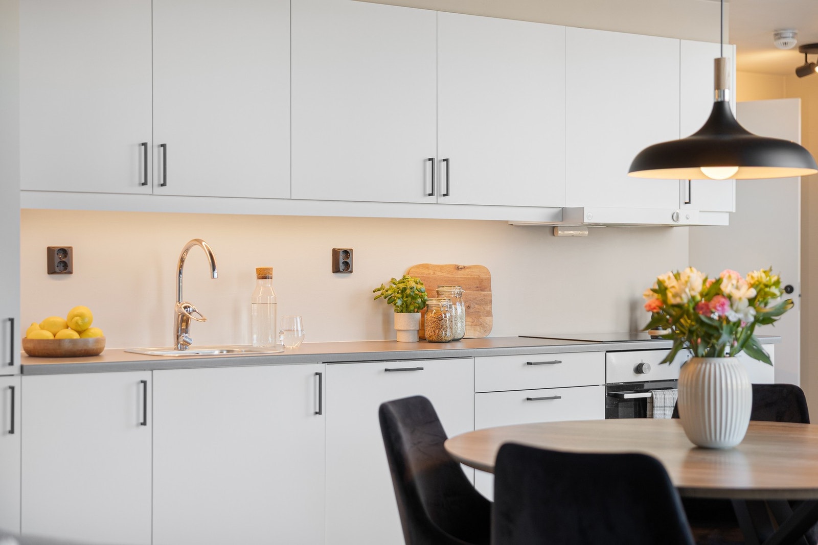 Kjøkkenet er innbydende og moderne med alt du trenger av fasiliteter. Av integrerte hvitevarer har du platetopp, stekeovn, kjøl/fryseskap og oppvaskmaskin (medfølger i handelen). Galleribilde