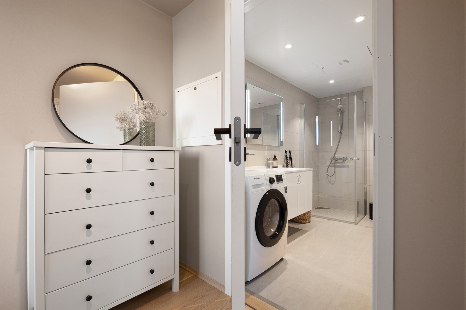 Leilighetens bad har både flislagte gulv og vegger, og måler 5,5 kvm. Baderommet fremstår moderne og velholdt, og er vurdert til TG0/1 av takstmann. Galleribilde