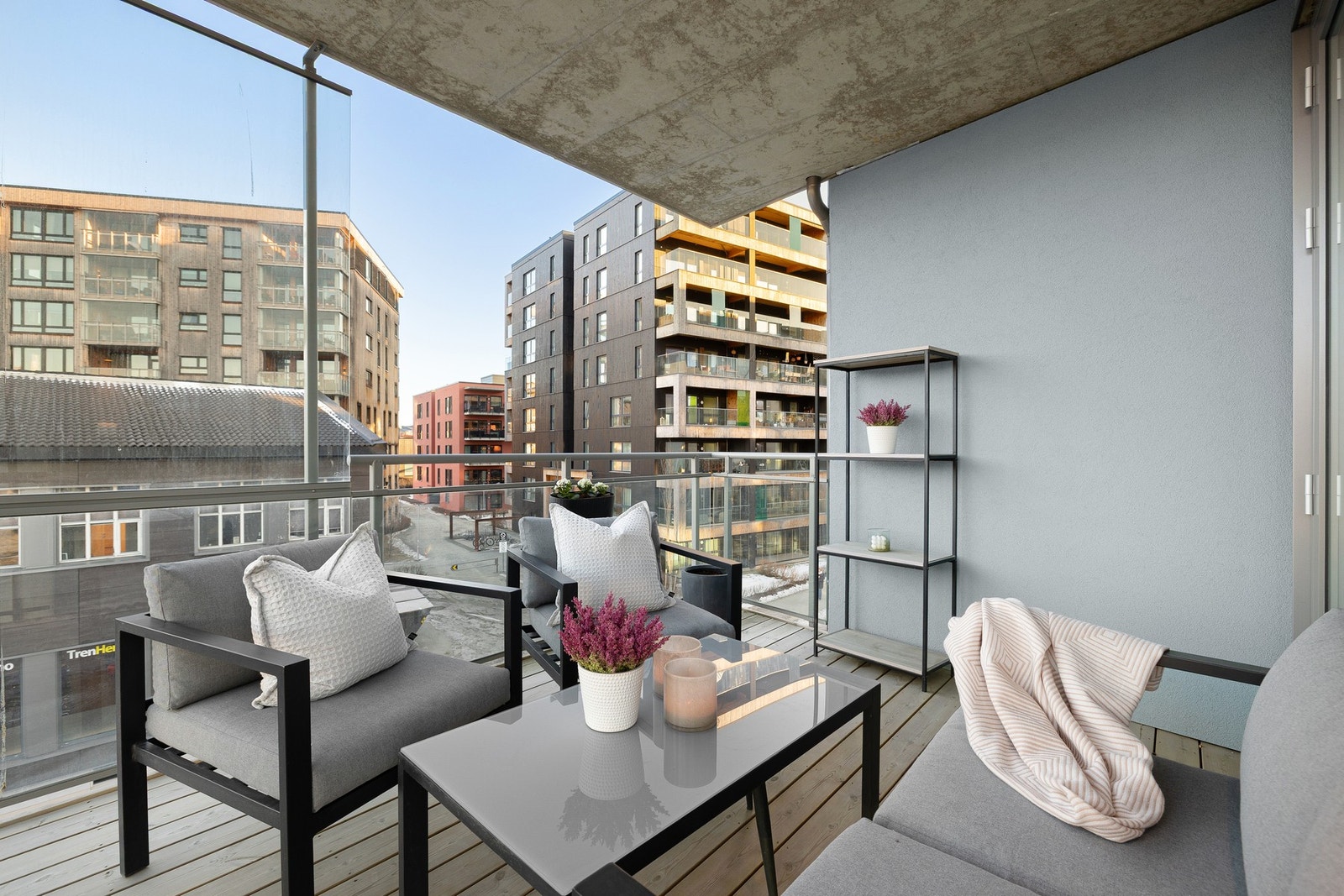 Balkongen er delvis innglasset, noe som gir en lun og skjermet atmosfære. Galleribilde