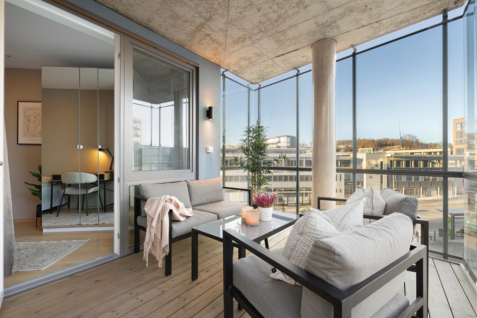 Blant flere gode kvaliteter ved leiligheten er den flotte 10 kvm store hjørnebalkongen noe å trekke frem. Galleribilde