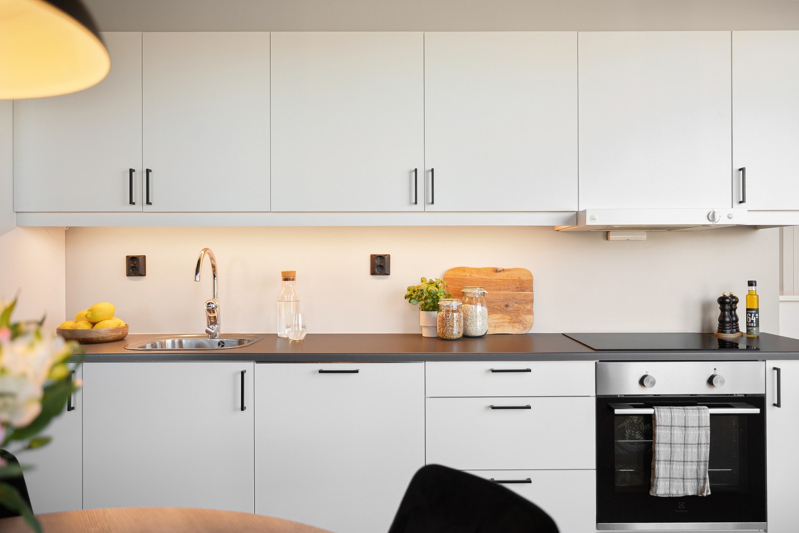 Detaljbilde. Stue/kjøkken arealet er vurdert til TG1 av byggesakkyndig, og holder i likhet med resten av boligen svært god standard. Kjøkkenventilator over stekesone har avtrekk via boligens balanserte ventilasjonsanlegg. Galleribilde