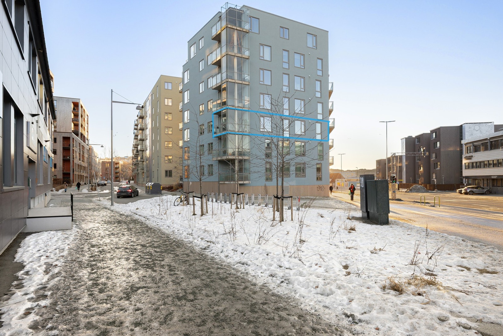 Byggets fasade. Leilighetens beliggenhet er markert med blå ramme. Legg merke til at leiligheten ligger i en høy 3.etg. Galleribilde