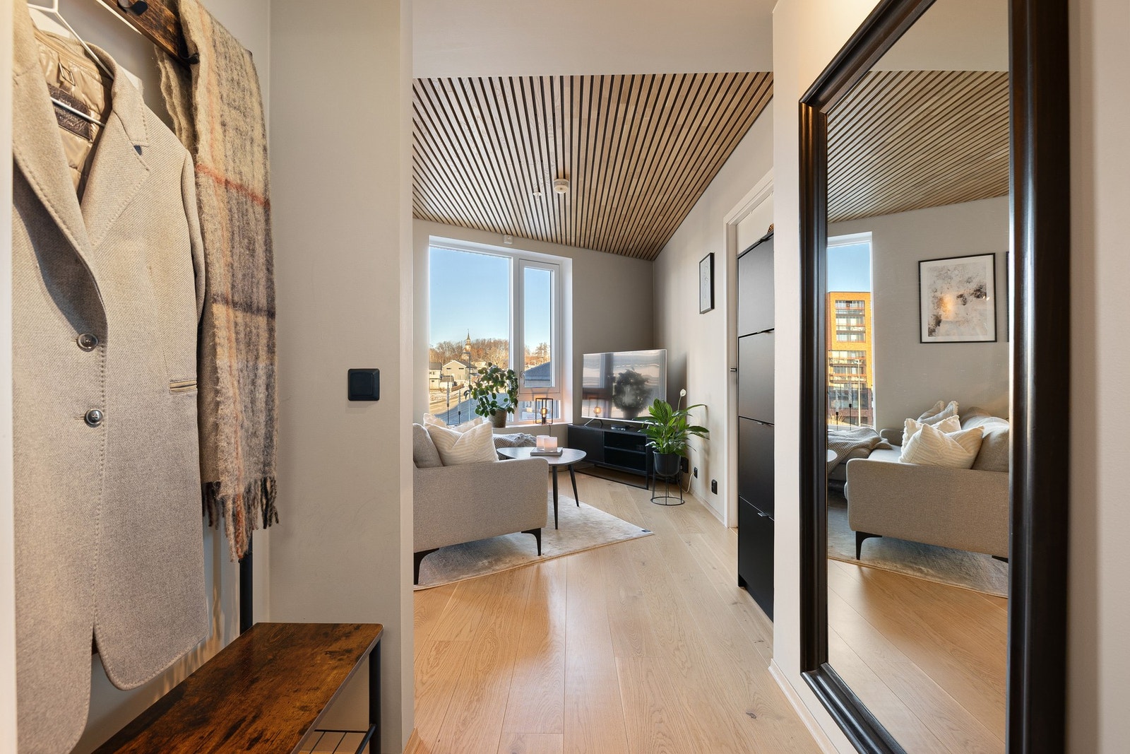 Velkommen inn! Entréen har god plass til oppbevaring av sko og oppheng av yttertøy. Galleribilde