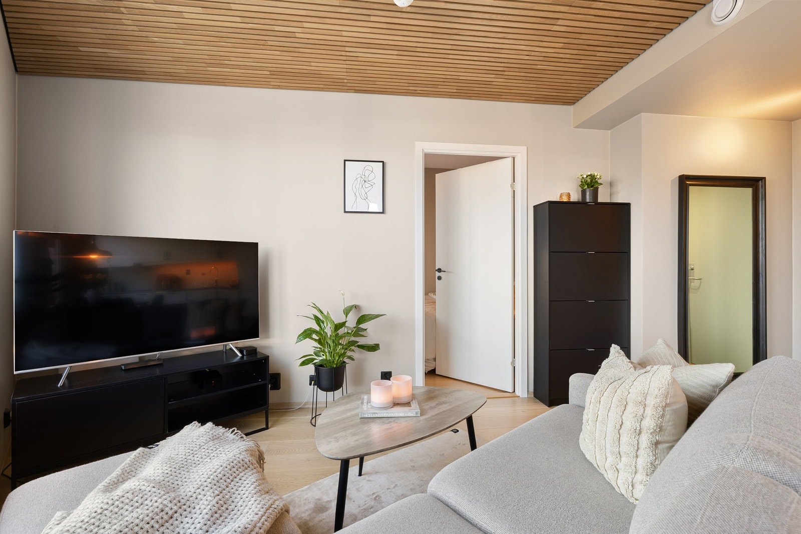 I leilighetens himling er det lagt sjarmerende og moderne spiler som kombinert med moderne fargevalg på vegg skaper en behagelig atmosfære. Galleribilde