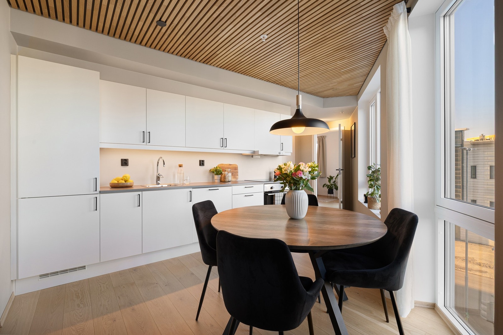 Leiligheten rommer 52 kvm (BRA-i) og består av stue/kjøkken, bad, entré og 2 soverom. Utover dette har du også en bod i byggets felles kjeller. Galleribilde