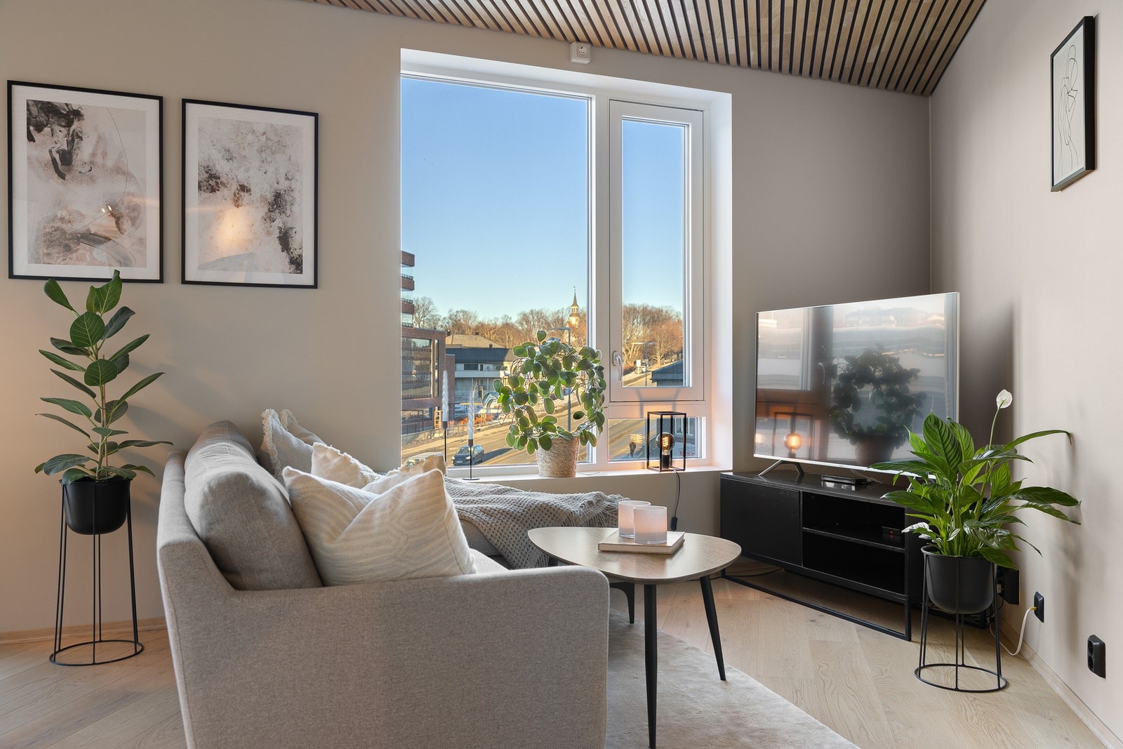 Med byggeår 2021, nyter boligen alt du kan forvente av moderne fasiliteter, deriblant fjernvarme, balansert ventilasjon og heisadkomst. Galleribilde