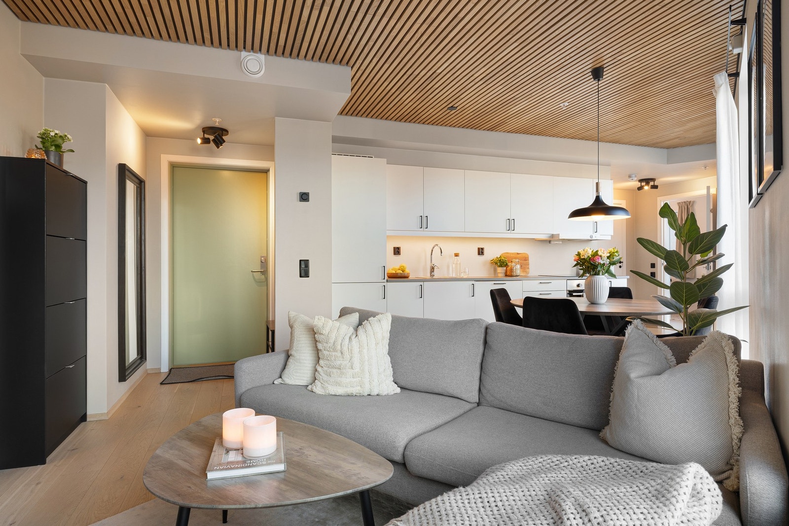 Felles for hele leiligheten, med unntak av badet, er store vindusflater som sikrer godt med naturlig lysinnslipp, moderne fargevalg på vegg og en flott 1-stavs parkett på gulv. Galleribilde