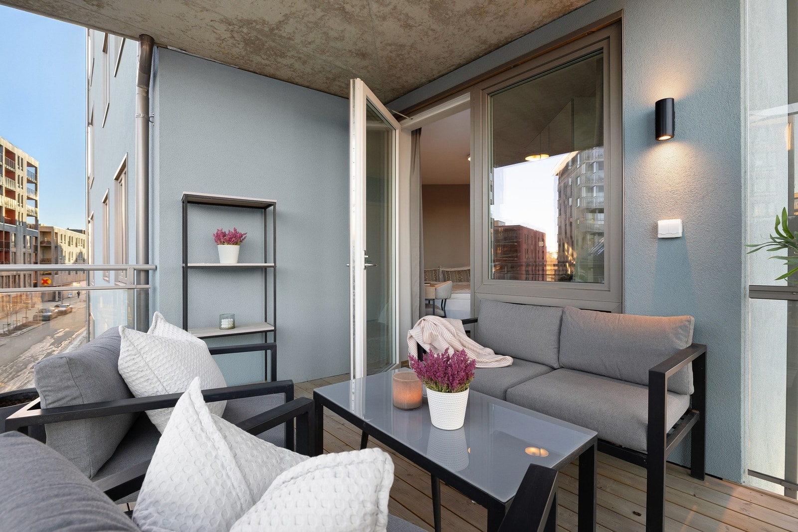 Balkongen har en beliggenhet på hjørnet av bygget, noe som gir god oversikt over nærområdet. Utstyrt med utebelysning og dobbeltstikk. Galleribilde