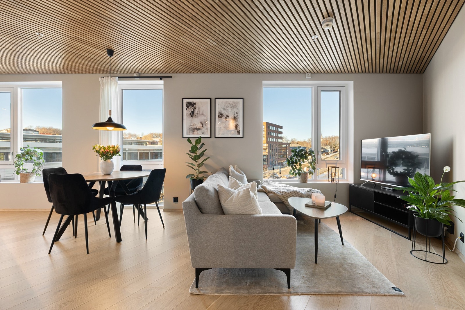 EiendomsMegler 1 v/ Mads Larsen har gleden av å ønske velkommen til Ladeveien 36 - En meget innbydende og lekker 3-roms selveierleilighet med en herlig beliggenhet på attraktive Lilleby! (Foto: Nonstad foto). Galleribilde