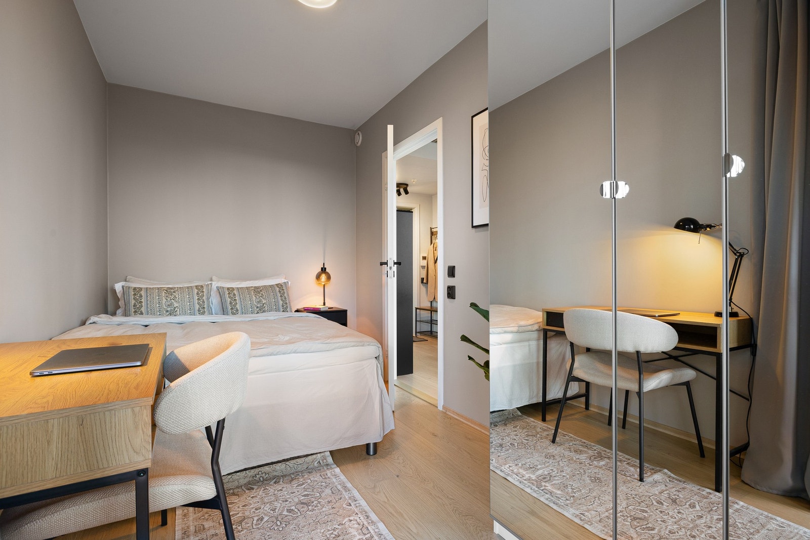 Til høyre når du kommer inn i leiligheten finner du soverom 2. Det måler hele 9,2 kvm og har utgang til leilighetens romslige balkong. Garderobeskapet på soverommet medfølger i handelen. Galleribilde