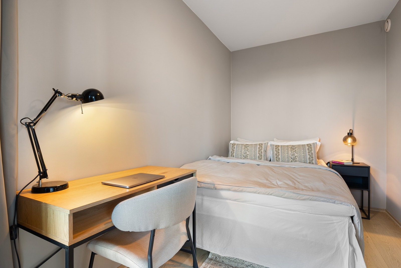 Soverom 2 med direkte utgang til balkong, har god plass til en seng av romslig størrelse. I tillegg er det muligheter for eksempelvis skrivebord/pult, garderobeskap eller annet soveromsmøblement etter eget ønske. Galleribilde