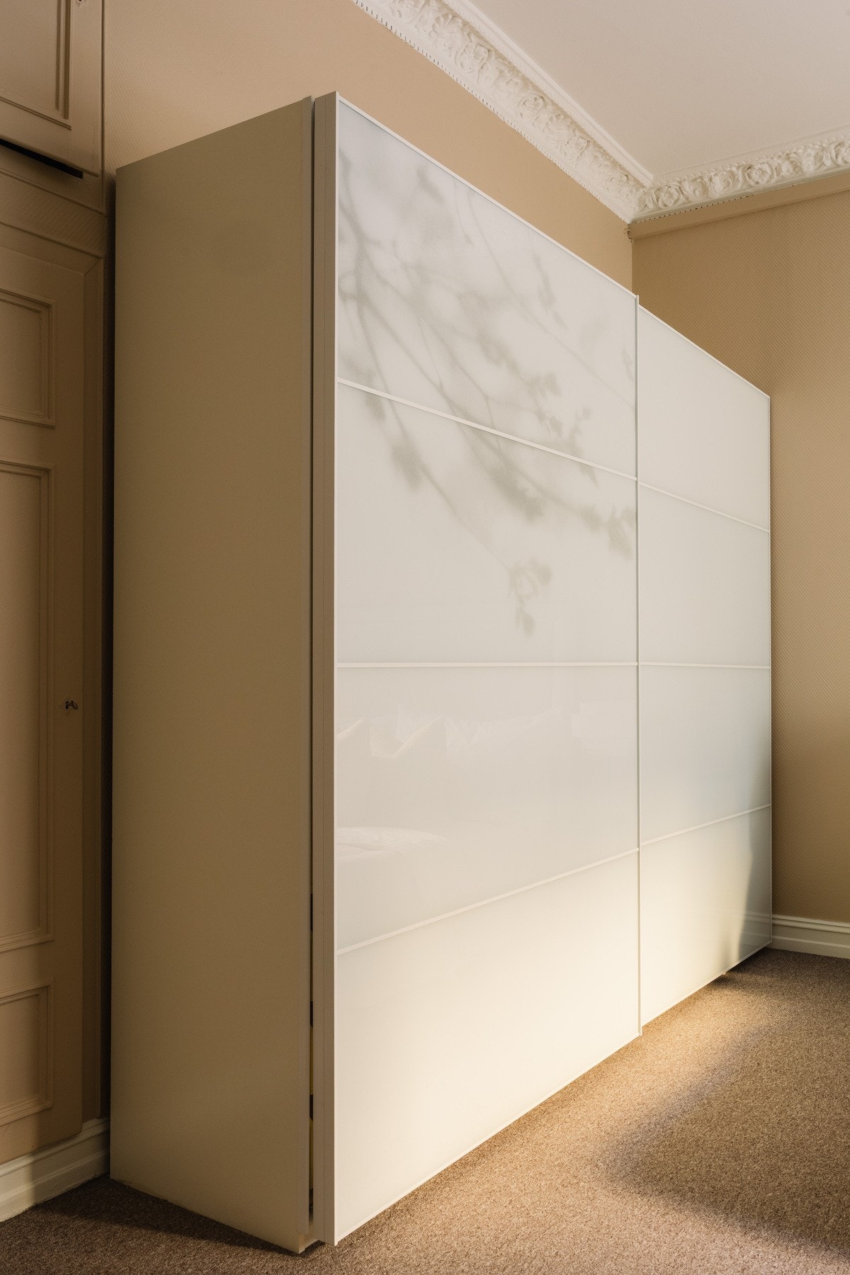 Garderobeskap på master soverom. Galleribilde