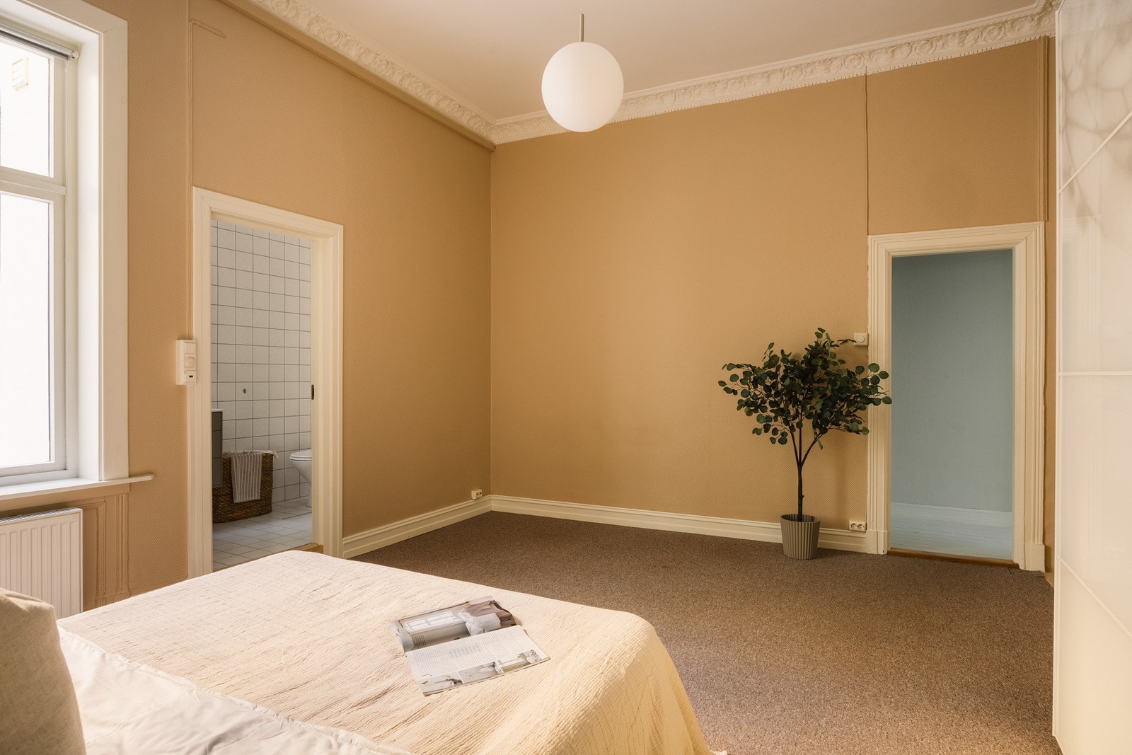 Dette soverommet er også av svært god størrelse. Direkte adkomst til eget baderom. Galleribilde