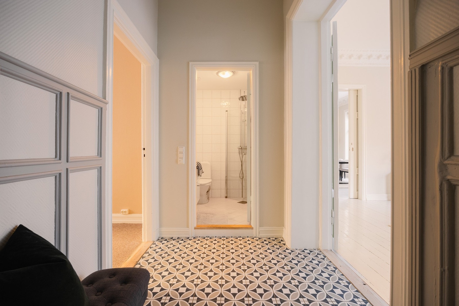 Lekre, historiske fliser som ble lagt i 2021. Galleribilde