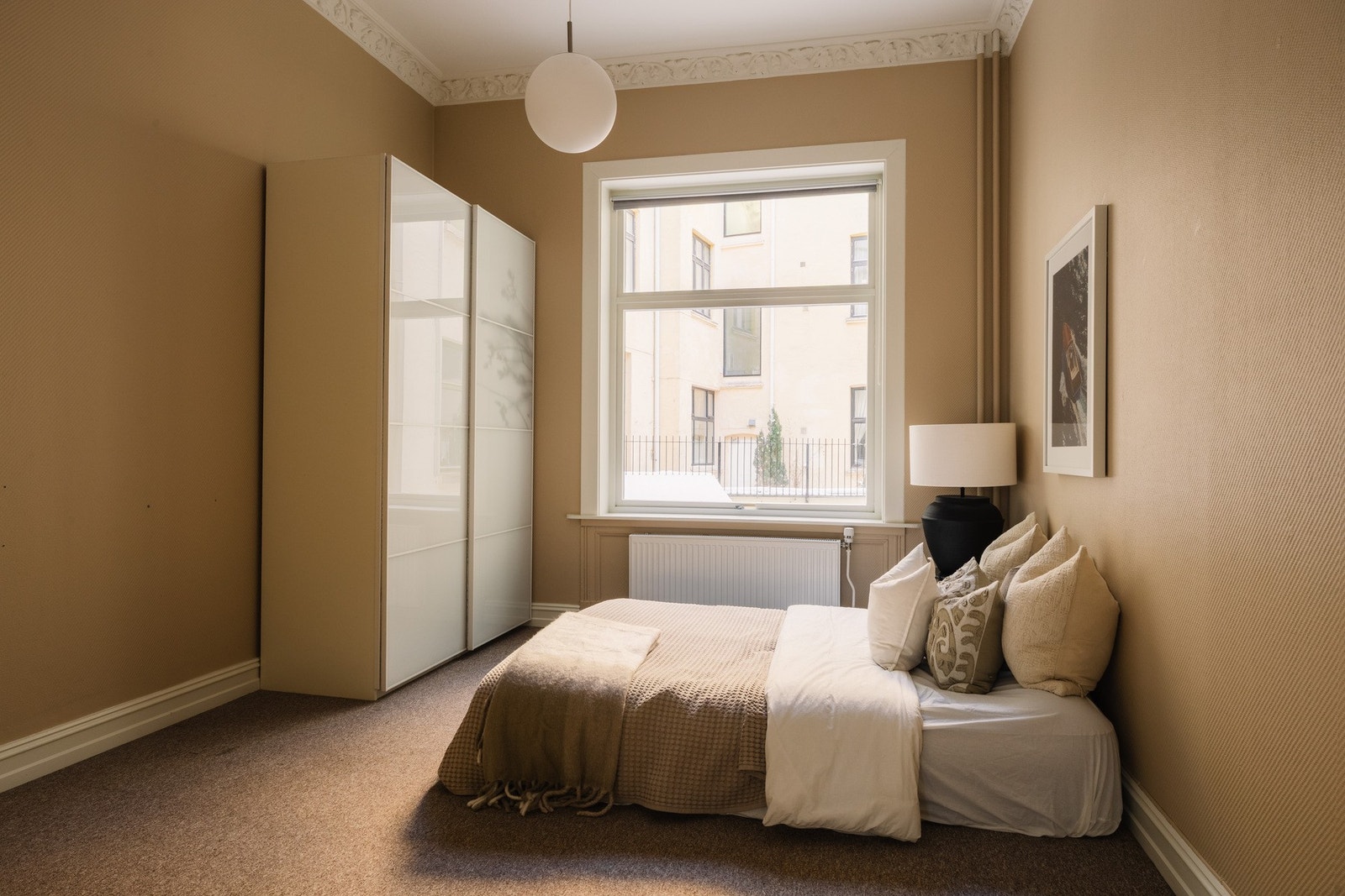 Romslig soverom som vender mot bakgård. God plass til dobbeltseng, garderobeskap og nattbord på begge sider. Galleribilde