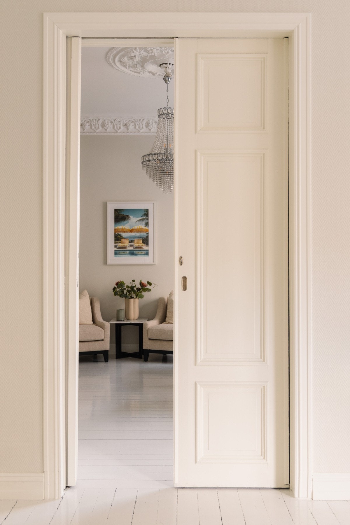 Doble dører fra stue til kjøkken. Galleribilde