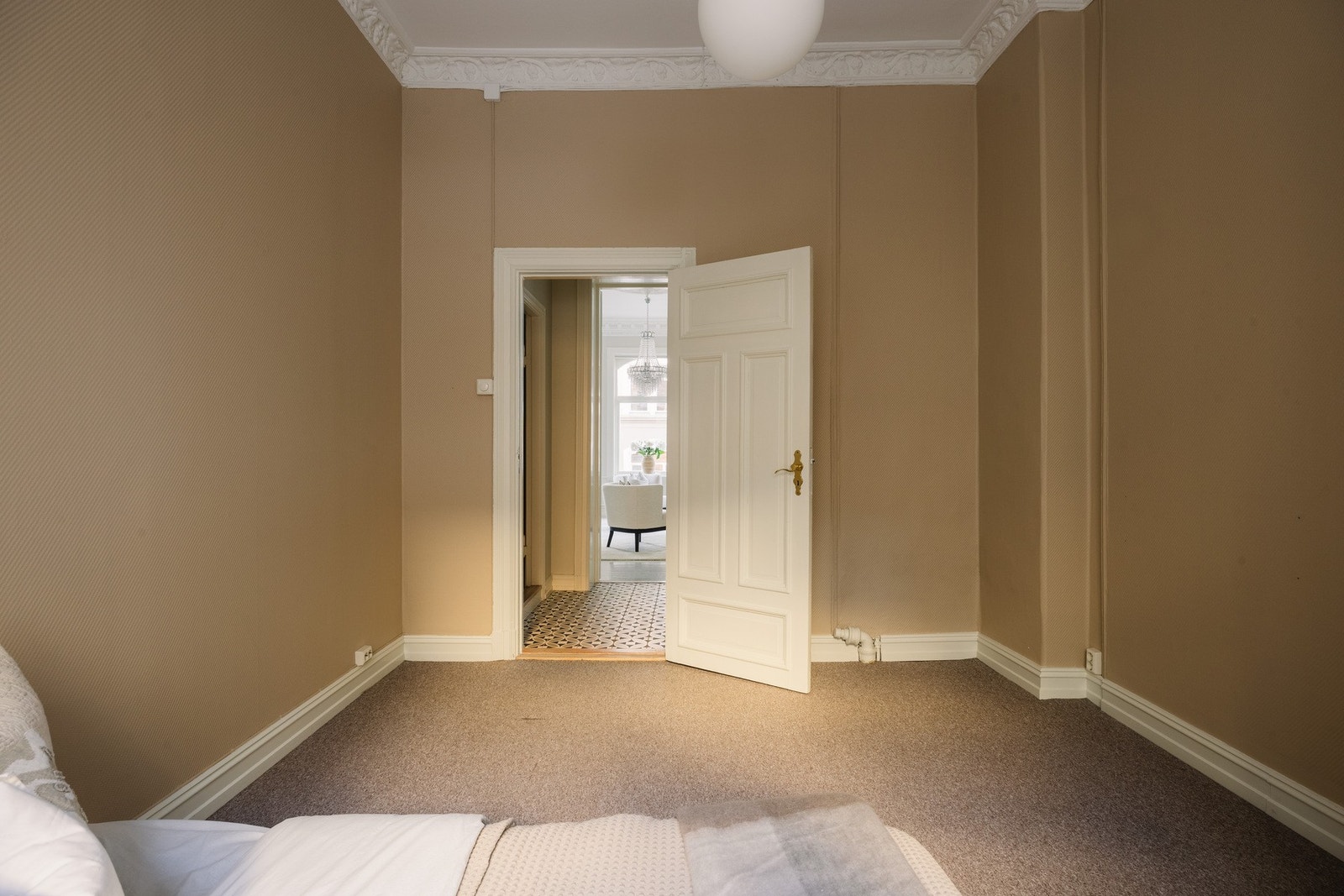 Vakkert gjennomlys i leiligheten. Galleribilde