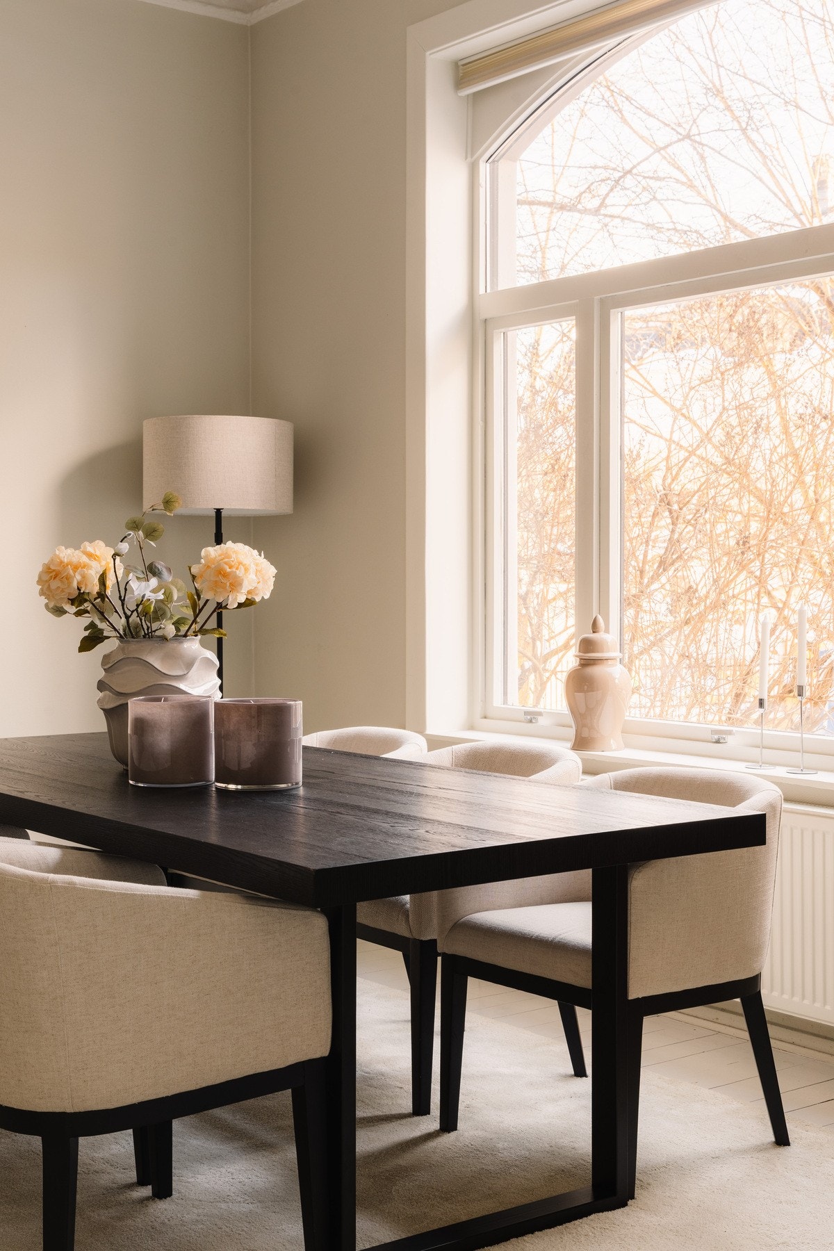 Leiligheten ligger i en meget høy og skjermet 1. etasje (2. boligetasje) med god distanse til vei. Grønt og flott utsyn på sommershalvåret! Galleribilde