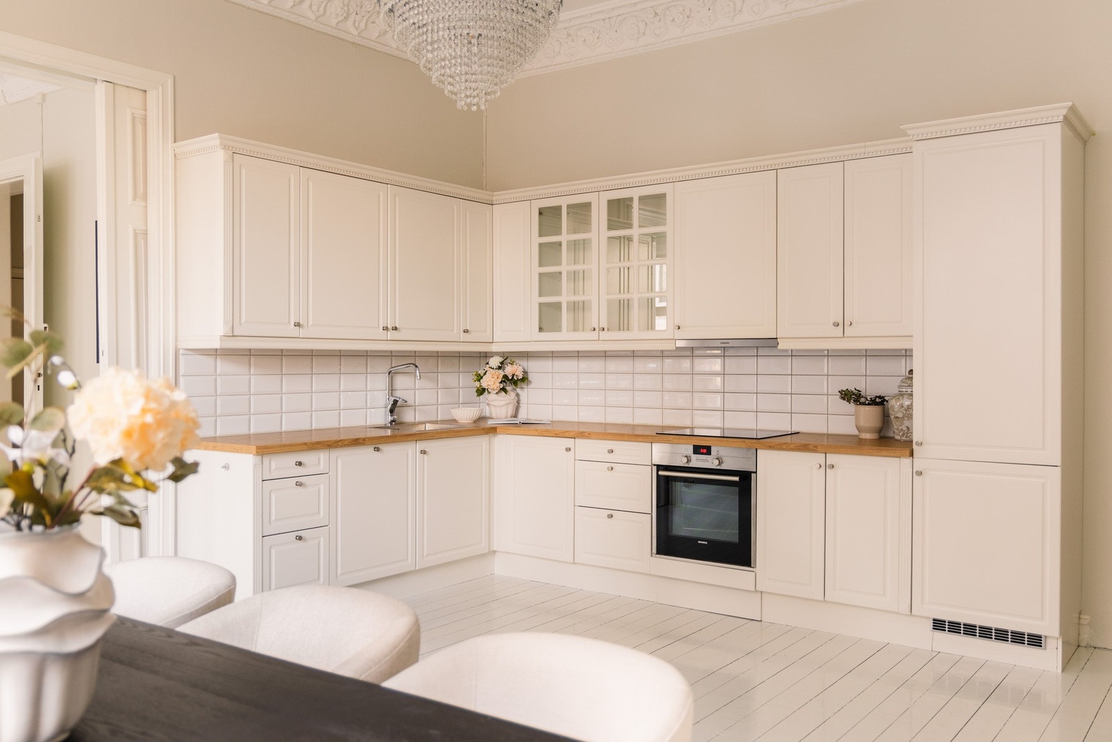 Alle hvitevarer er integrert og medfølger salget. Rikelig med skap- og arbeidsplass. Galleribilde