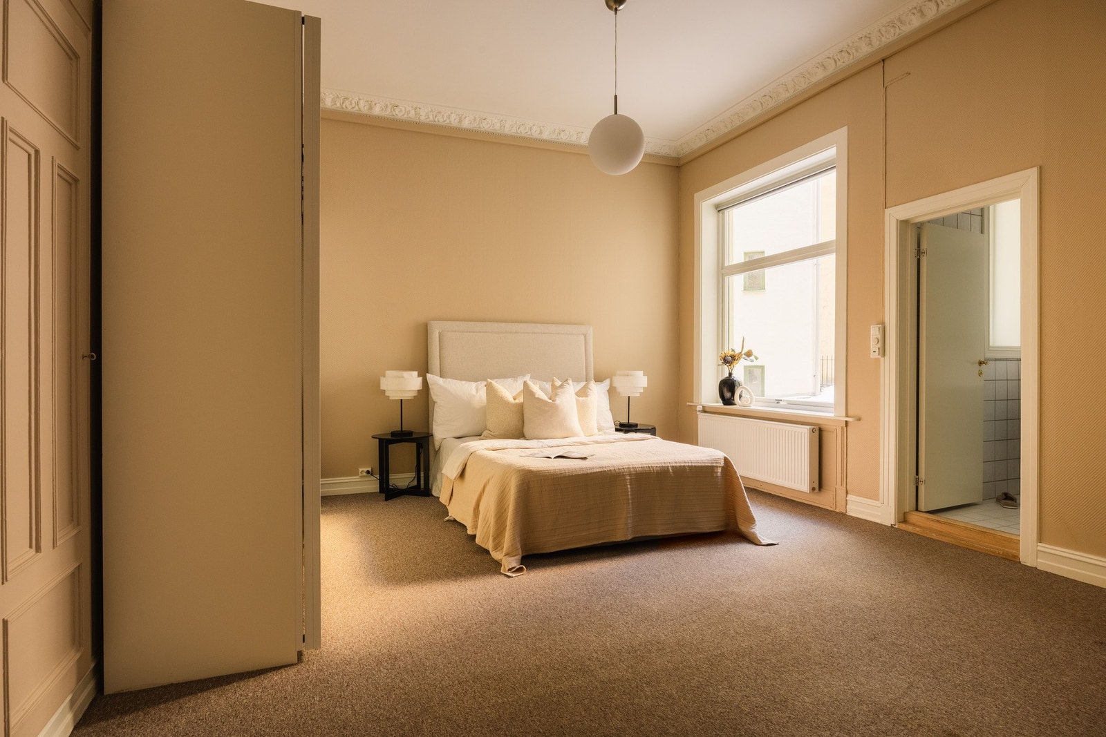 Master en-suite med eget baderom. Galleribilde