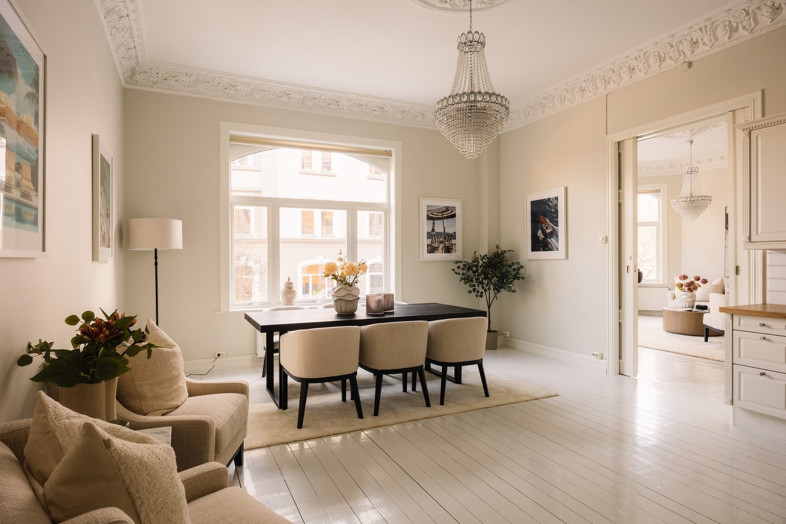 Det er nydelig stukkatur og rosett på kjøkkenet. Sammen med takhøyden på 3,4 meter gir dette en svært god og luftig atmosfære. Galleribilde